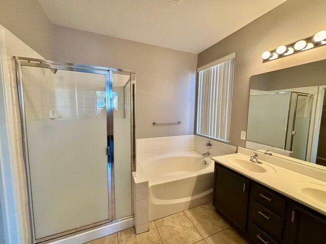 Building Photo - 2376 Summer Home St