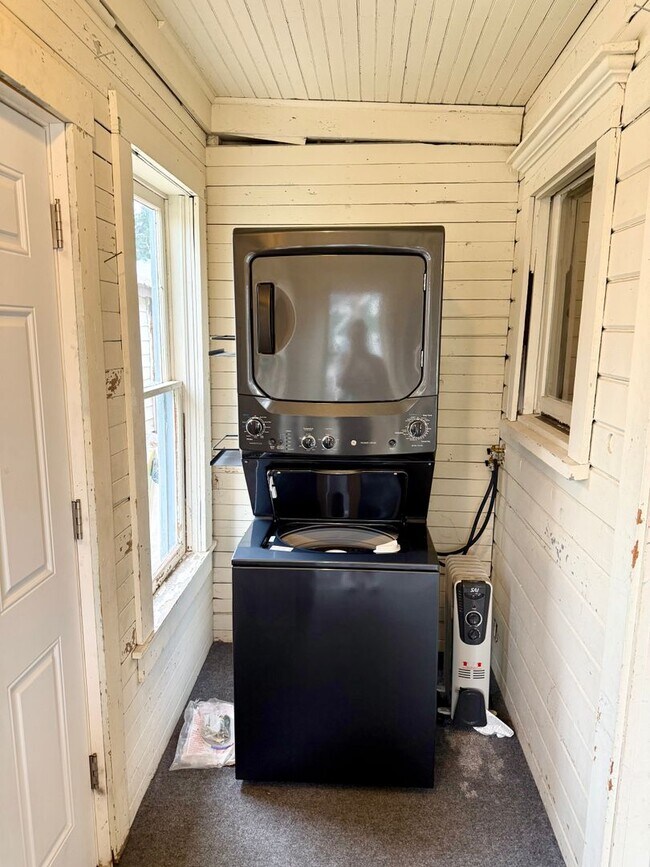 Building Photo - Spacious 4-Bedroom Cle Elum Home with Air ...