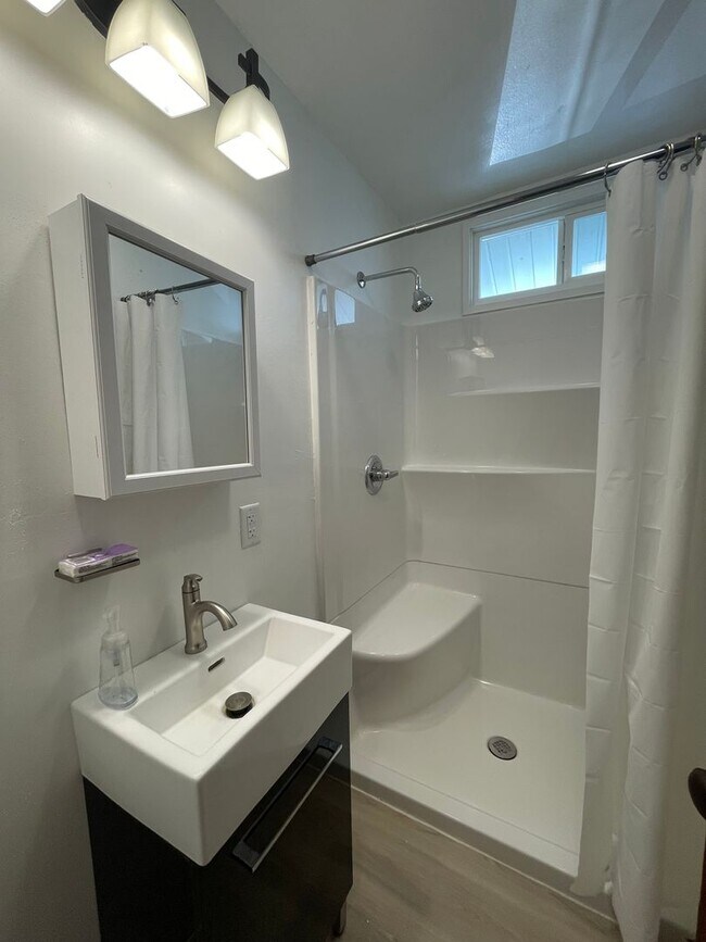 Building Photo - Three Bedroom Single Family Home Near Loeb Stadium