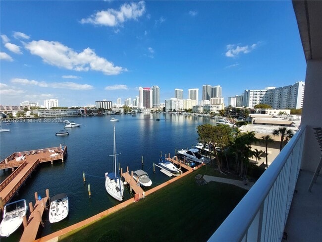 Building Photo - 400 Golden Isles Dr