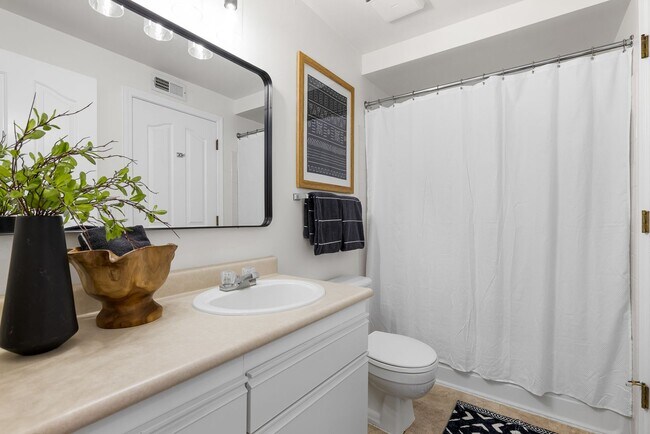 Building Photo - Private End-Unit Condo in Southeast Boise | Pool Access + Great Location