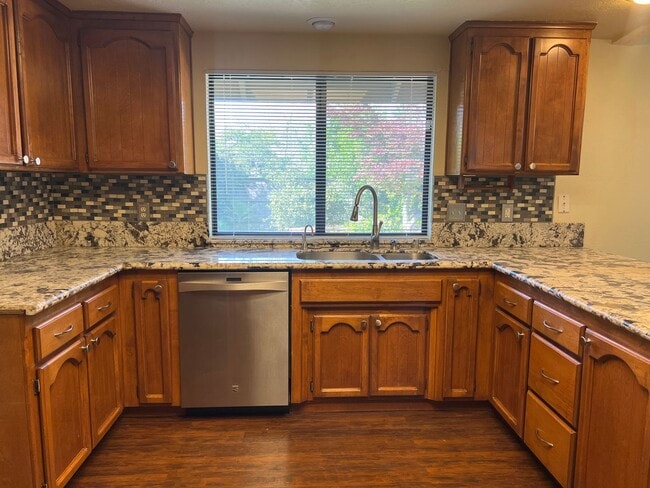 Building Photo - BEAUTIFULLY UPDATED 3 BEDROOM HOME!!