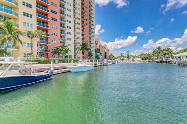 Building Photo - 2650 Lake Shore Dr