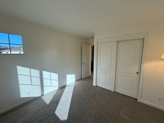 Building Photo - Large two story in Rose Hollow neighborhoo...