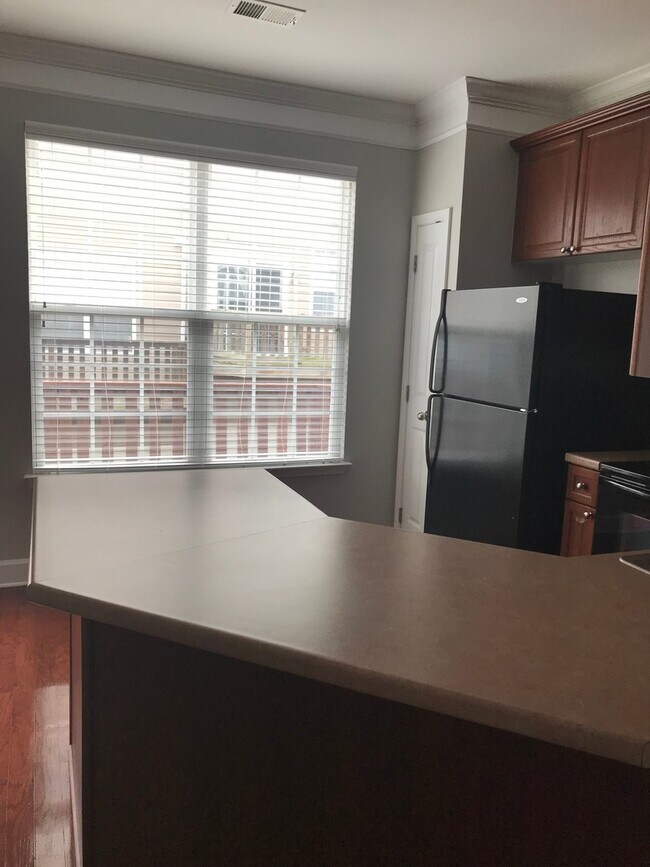 Building Photo - Reduced Rent/Move In Special/Lenox Village...