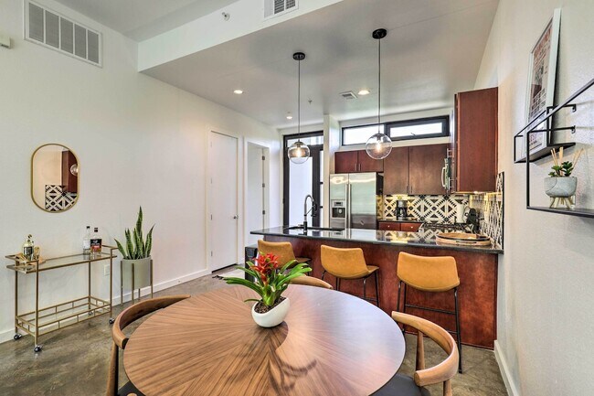 Building Photo - 2525 S Lamar Blvd