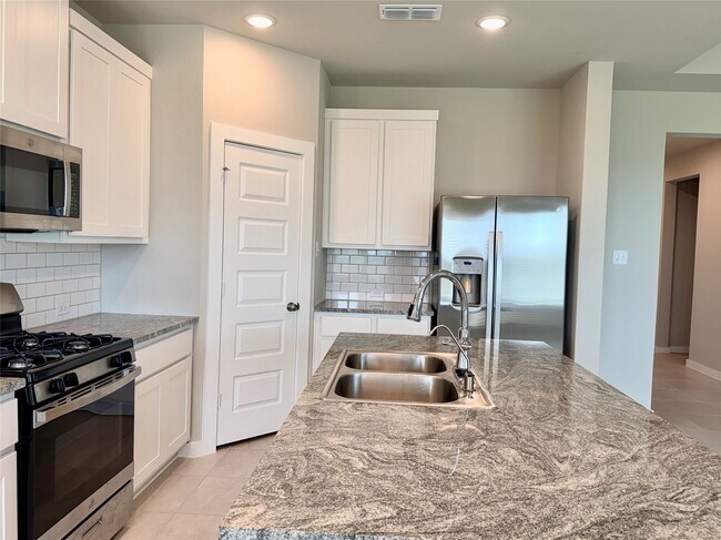 Building Photo - 7415 Bristlegrass Colony Ct