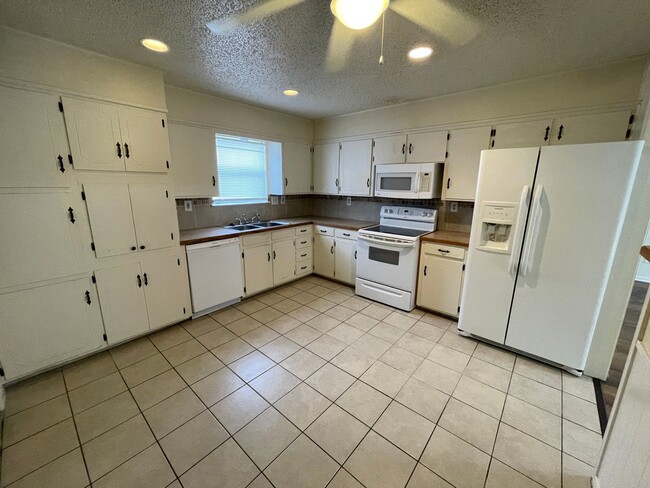 Building Photo - 2102 El Dorado Dr