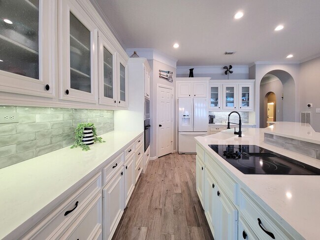 Building Photo - Beautifully designed waterfront property w...