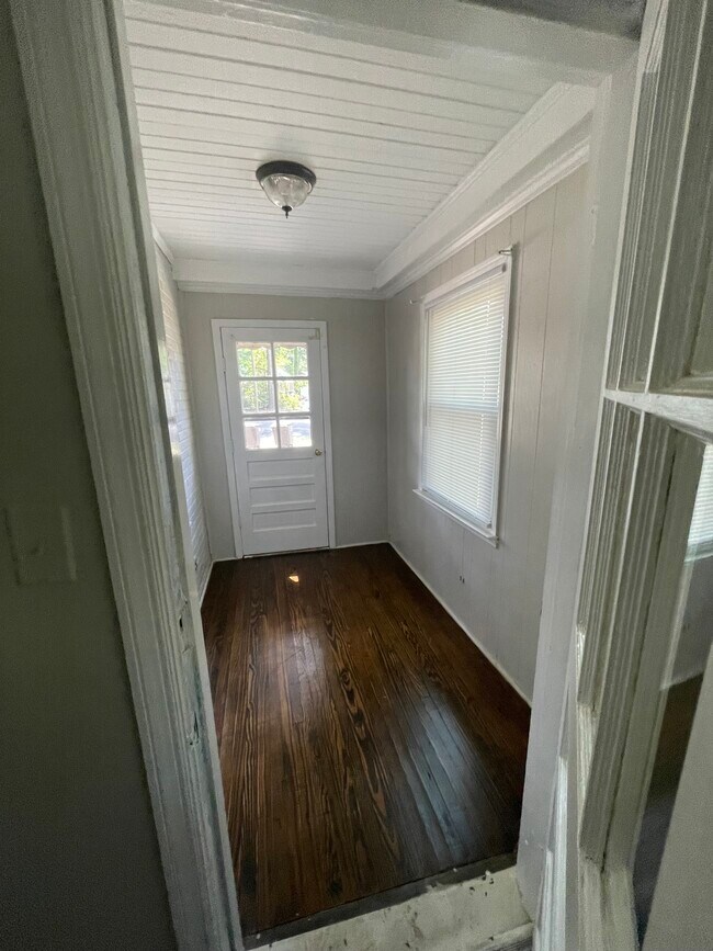 side entrance - 1401 Rosewood Ave