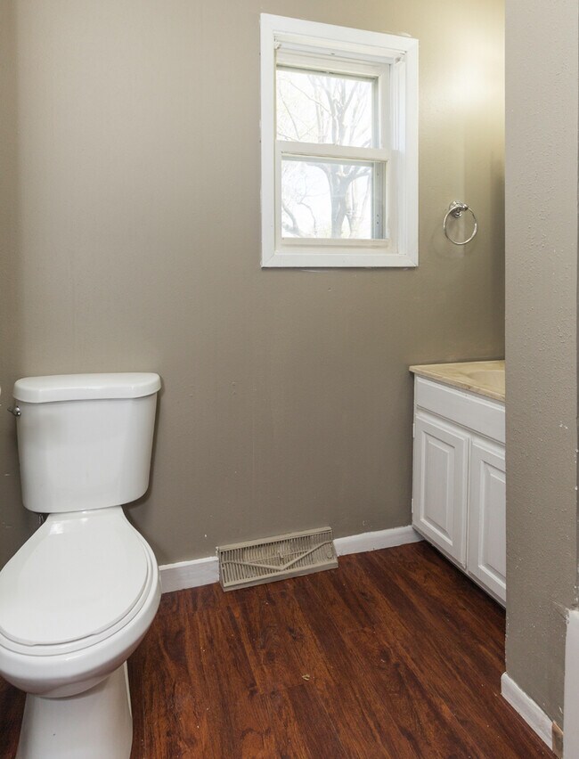 Building Photo - 2 Bedroom 1 Bath - Pyramid Properties!!