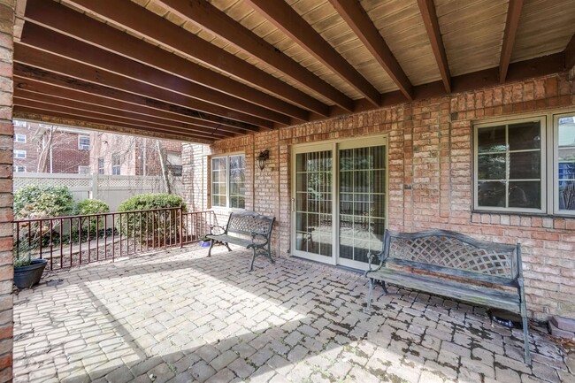 Building Photo - 2132 Linwood Ave