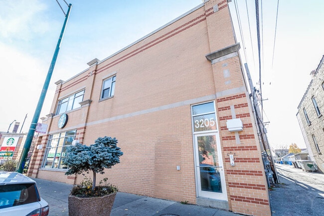 EXTERIOR FRONT - 3205 W Wilson Ave