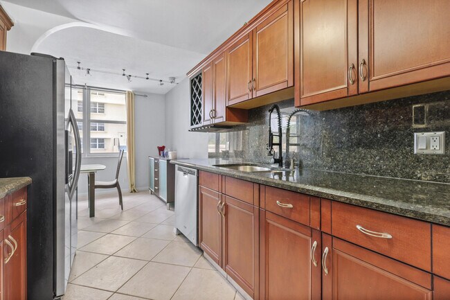 Building Photo - 2121 N Ocean Blvd