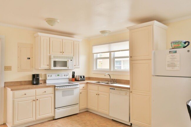 Building Photo - Charming Beach-Front 4bd Home