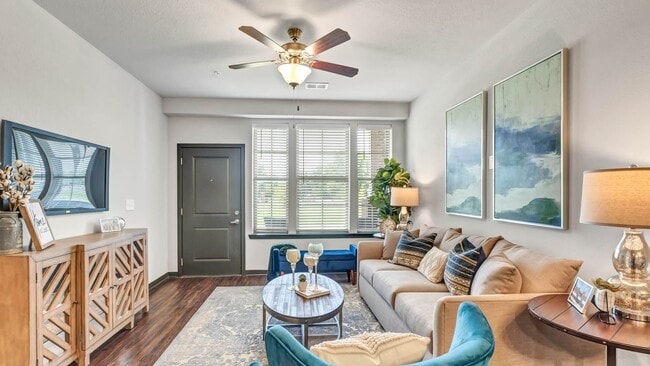 Building Photo - Springs At La Grange