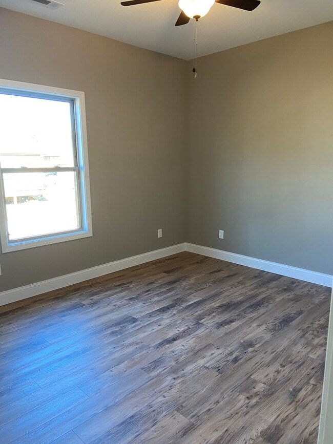 Building Photo - 307 Deerfield Dr