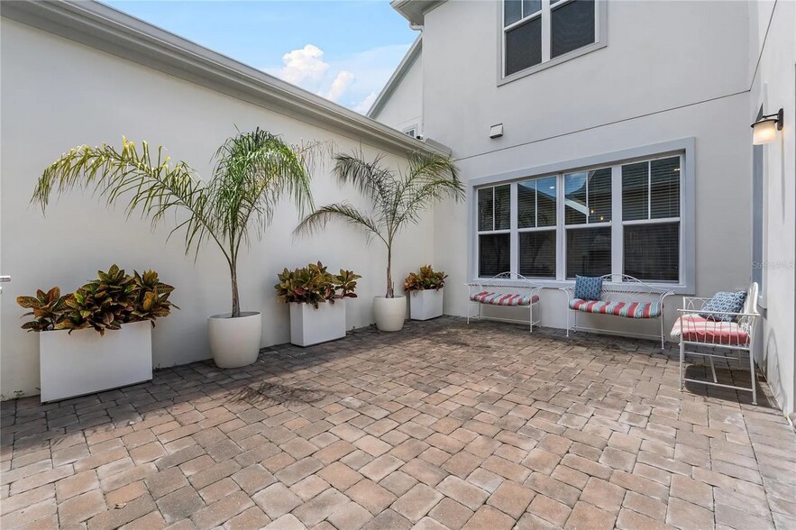 Building Photo - 8427 Modiano St