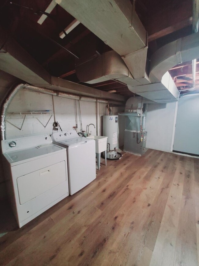 Building Photo - 410 Joplin St