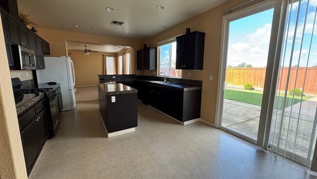 Building Photo - AVAILABLE! OPEN HOUSE Friday 2/26/26 at 5:30-6:30 pm