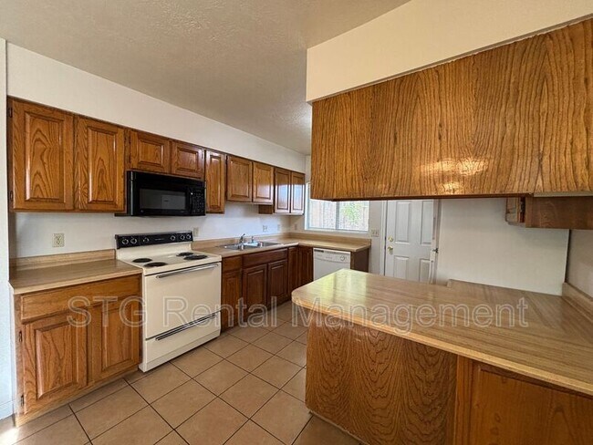 Building Photo - 325 N Main St