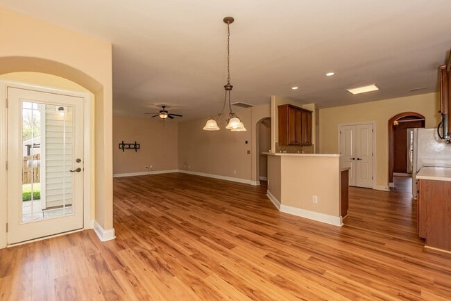 Building Photo - Lovely Large Family Home in Fuquay!