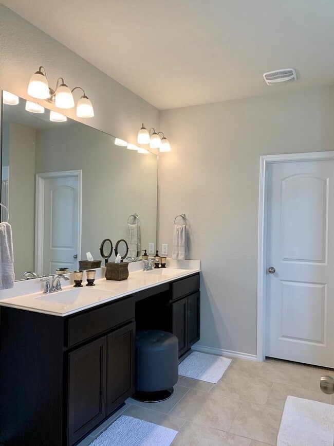 Building Photo - 24207 Oakdale Hls