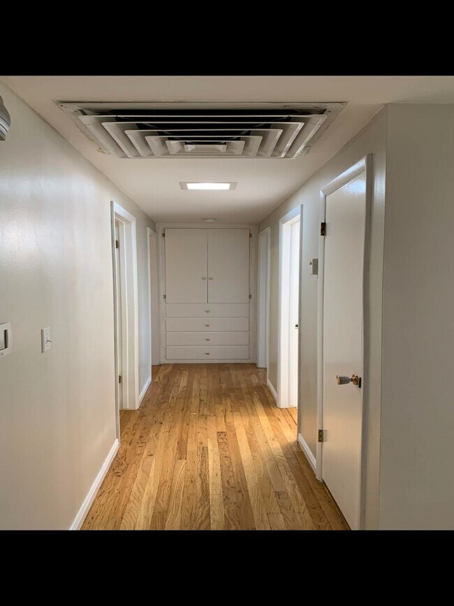 Building Photo - 550 E 250 N
