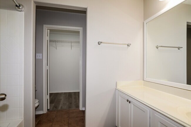Building Photo - 33103 Cottonwood Bend
