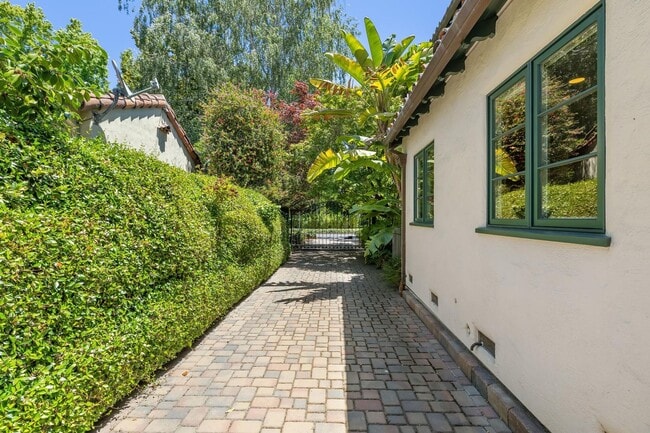 Building Photo - Mediterranean Beauty in Crescent Park – 5B...