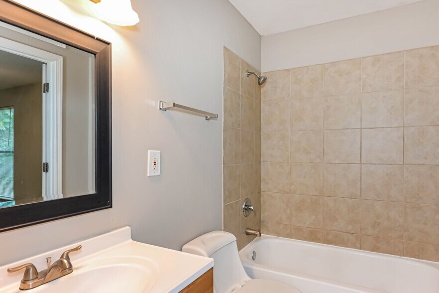 Building Photo - 3592 Riverchase Dr