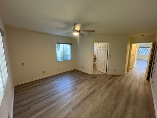 Building Photo - 5 Bedroom, 3.5 Bath, Beautiful 1,856 SQ FT...
