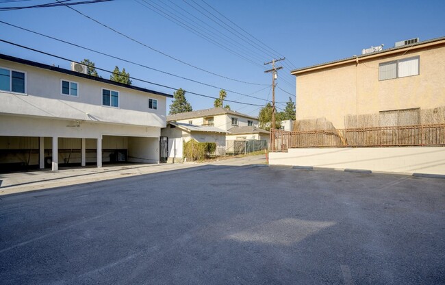 Building Photo - 325 E Verdugo Ave