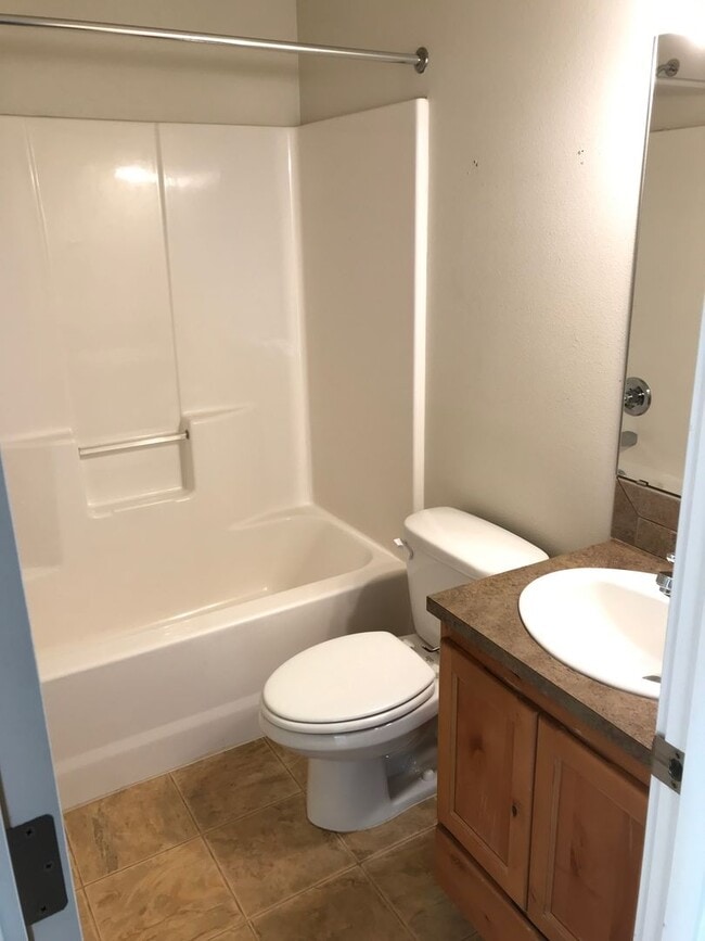 Building Photo - Hard to find 4 Bed, 3 Full Bath Home