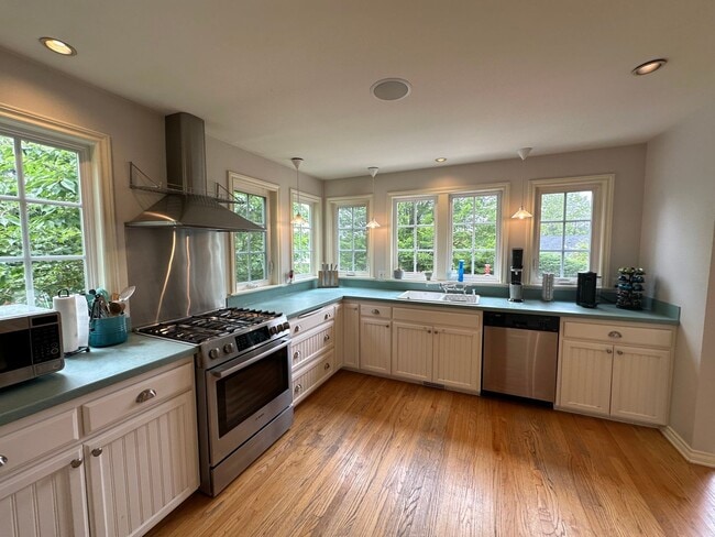 Building Photo - Briercrest ~ North Seattle Home