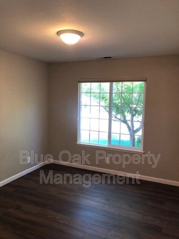 Building Photo - 2158 Robailey Dr