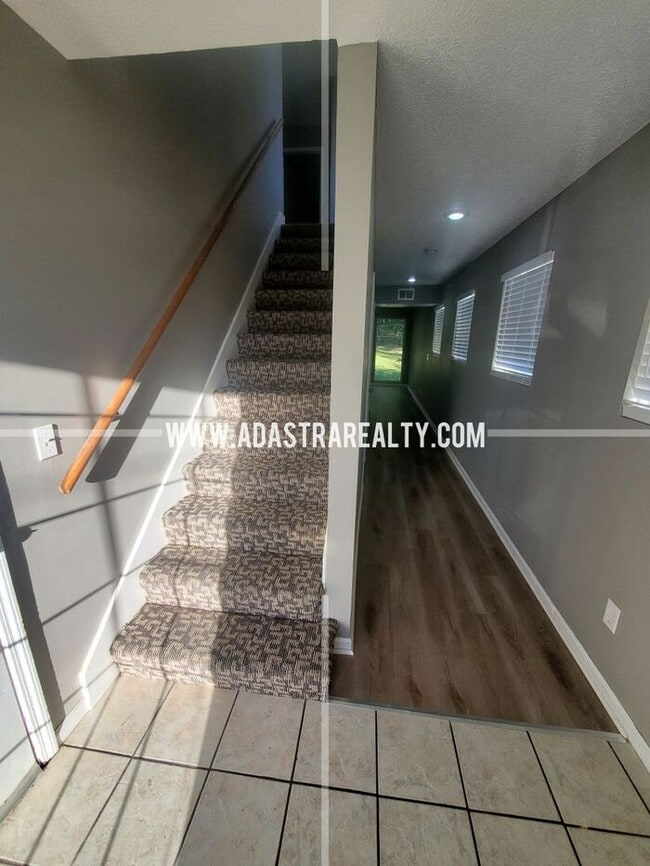 Building Photo - Spacious Duplex in the Heart of Olathe-Ava...