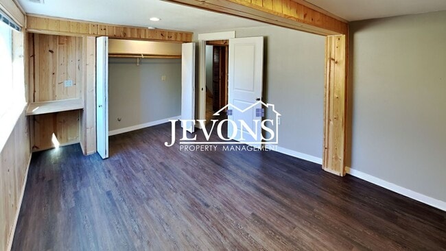 Building Photo - Near Randall Park - Charming home with two kitchens and washer/dryer included!