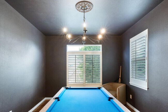 Building Photo - Elegant Mountain-View Retreat in Stone Cro...