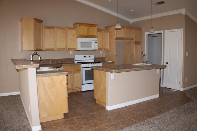 Building Photo - Charming 3-Bedroom Home with Fireplace, Spacious Backyard & Attached Garage in California City!