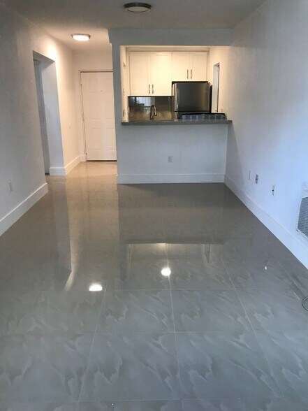 Building Photo - 142 SW 18th Ave