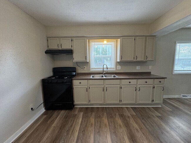 Building Photo - Beautiful 3 Bedroom, 1.5 Bath Townhome wit...