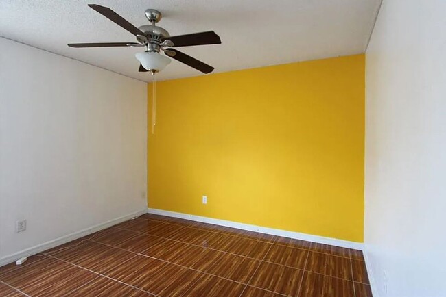 Building Photo - Beautiful 3 Bed and 2 Bath POOL HOME in Ki...