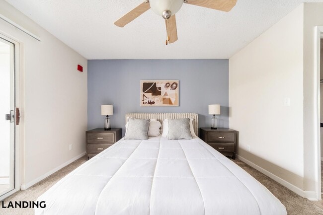 Building Photo - 1000 Palm Pl Dr NE