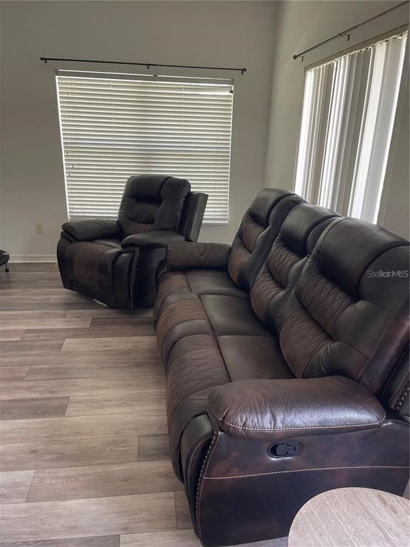 Building Photo - 4560 Yellowgold Rd E