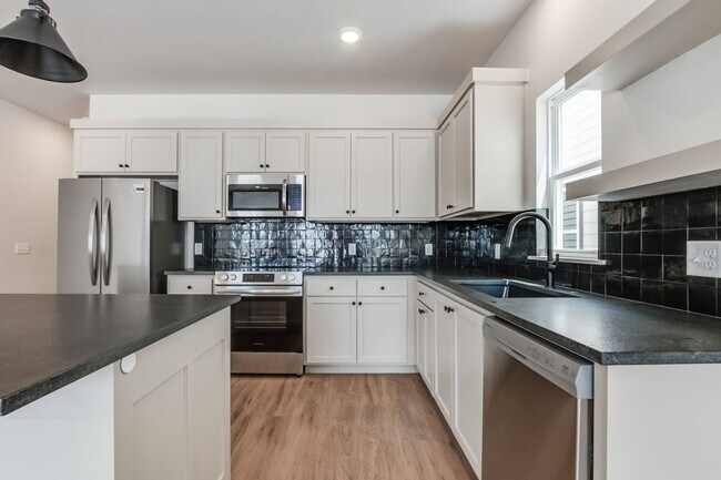 Building Photo - Urban living in Edmond