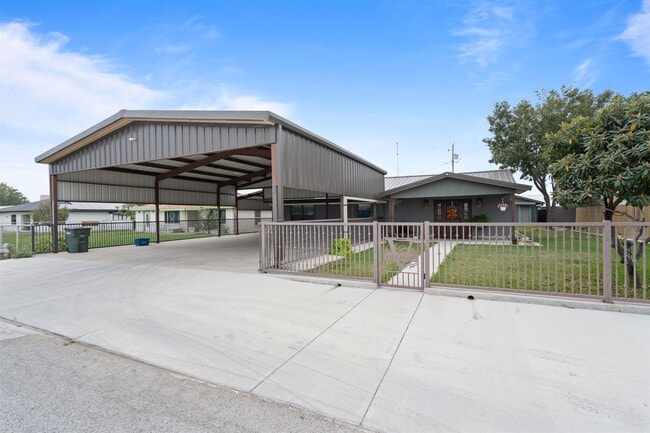 Building Photo - 115 Gyna Dr