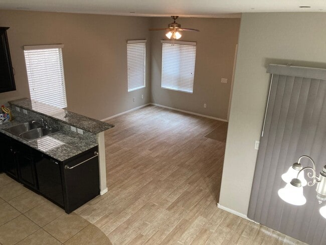 Building Photo - 3 bedroom 2 bath 2 car garage