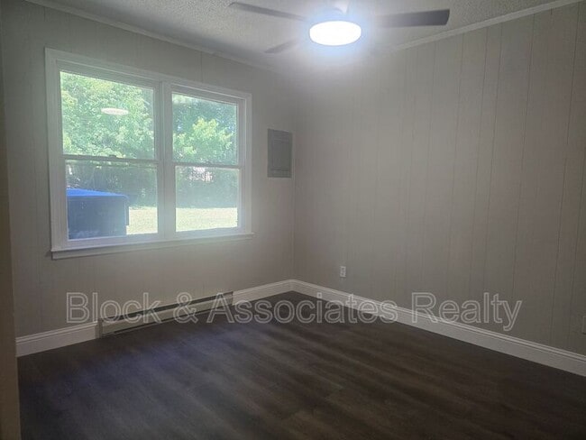 Building Photo - 506 Lake Dr