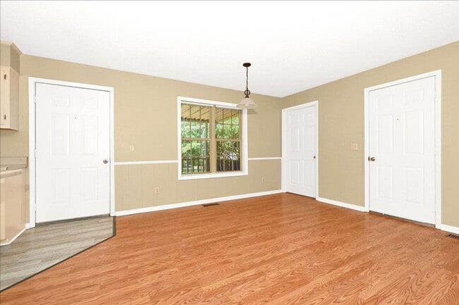 Building Photo - 3 Bedroom, 2 Bath home.